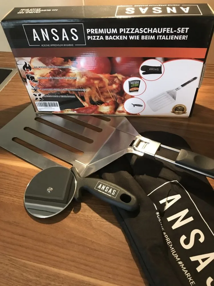 Set bestehend aus Pizzasdchaufel, Pizzaschneider und Ofenhandschuh von der Firma Ansas