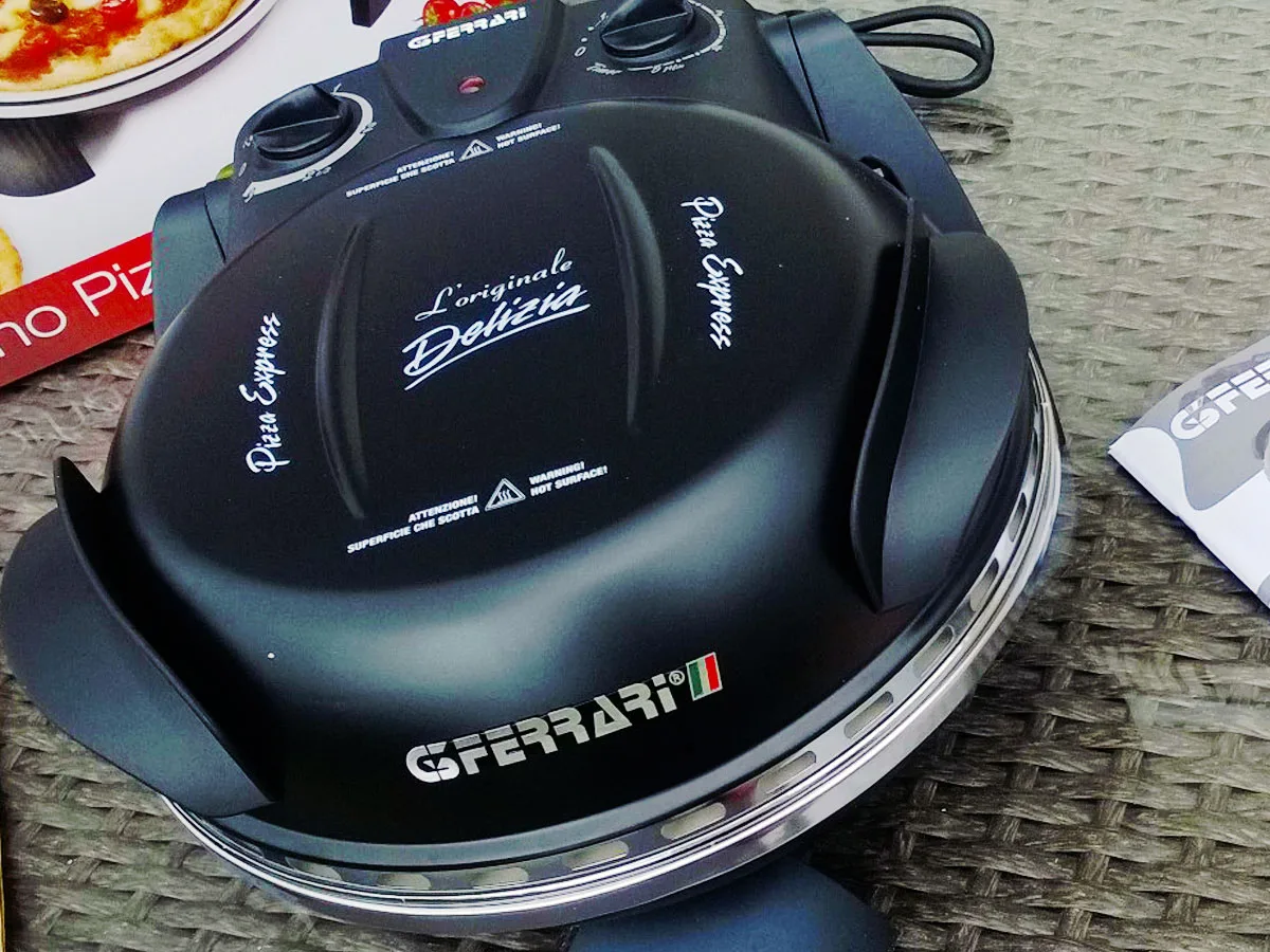G3Ferrari G10006B Pizzamaker mit geöffnetem Deckel und Pizzastein