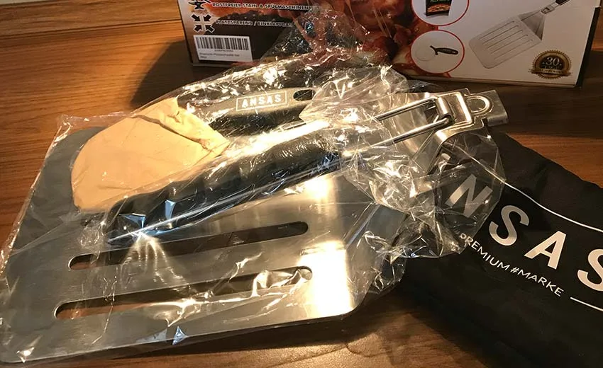 Pizzaschaufel noch eingeklappt in Tüte mit anderen Set Tielen, wie dem Pizzaheber