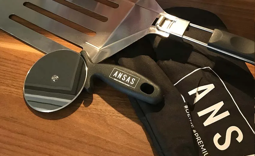 ANSAS Pizzaschneider, Pizzaheber und Handschuh zumannen im Set