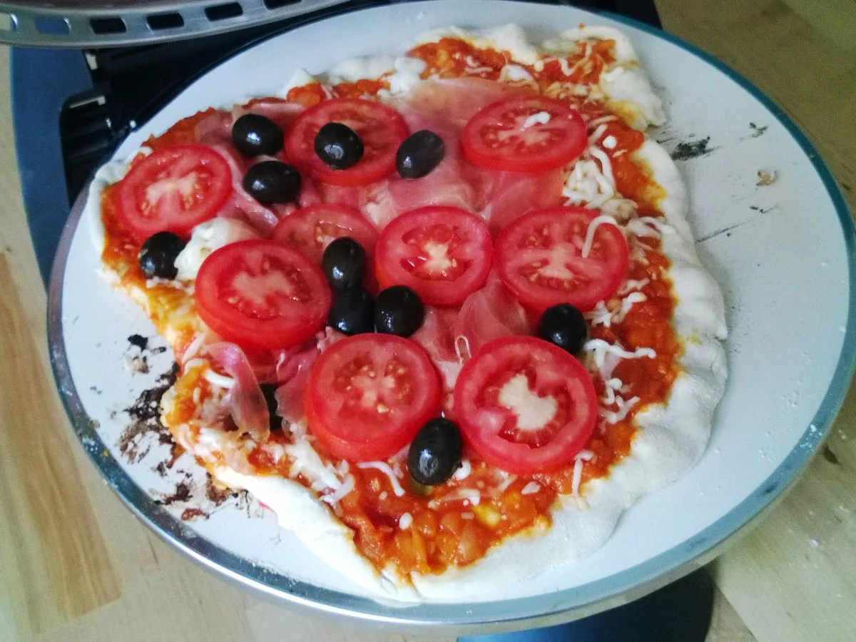 Pizza verbrennt, wenn Flüssigkeit auf den Pizzastein kommt.