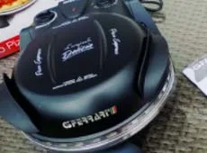 Pizzamaker von G3Ferrari mit geöffnetem Deckel und Pizzastein
