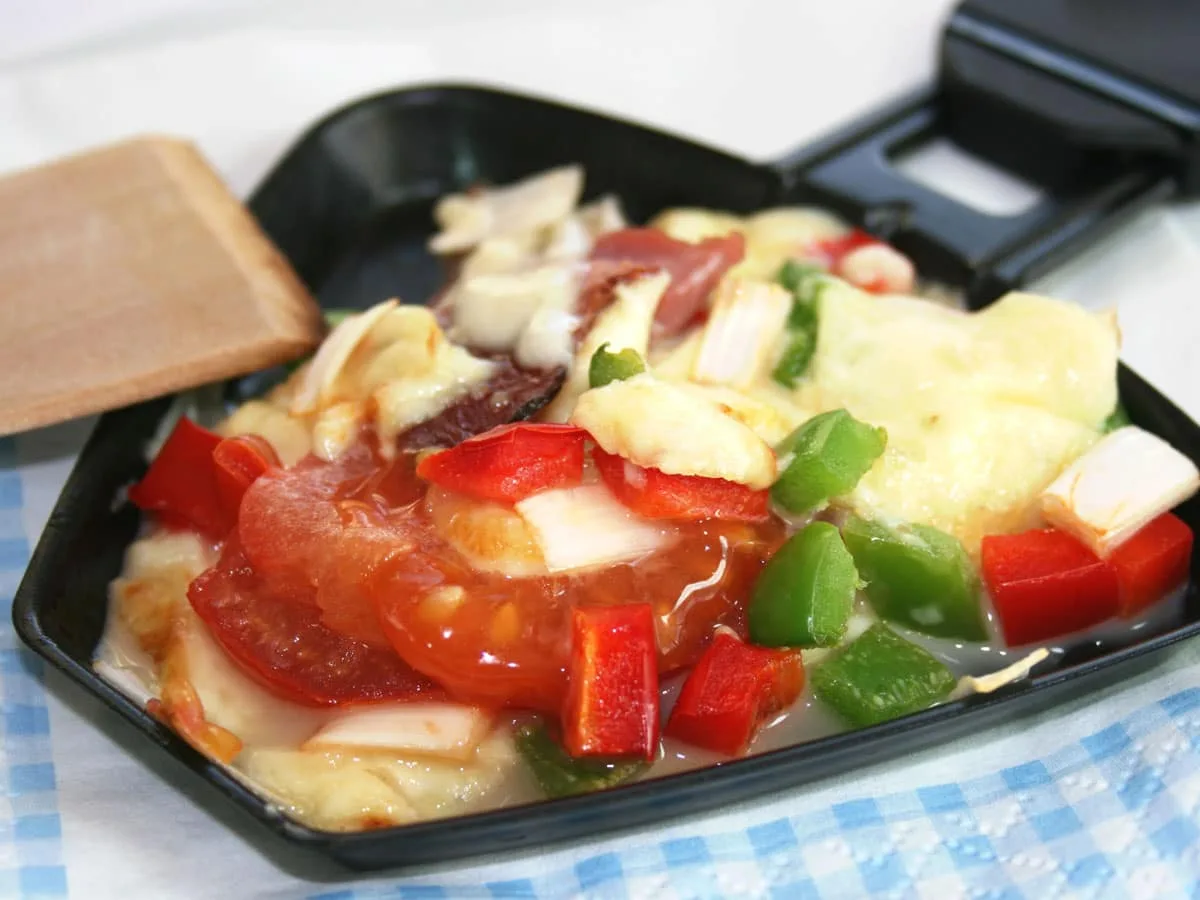 Pizza im Raclette zubereiten