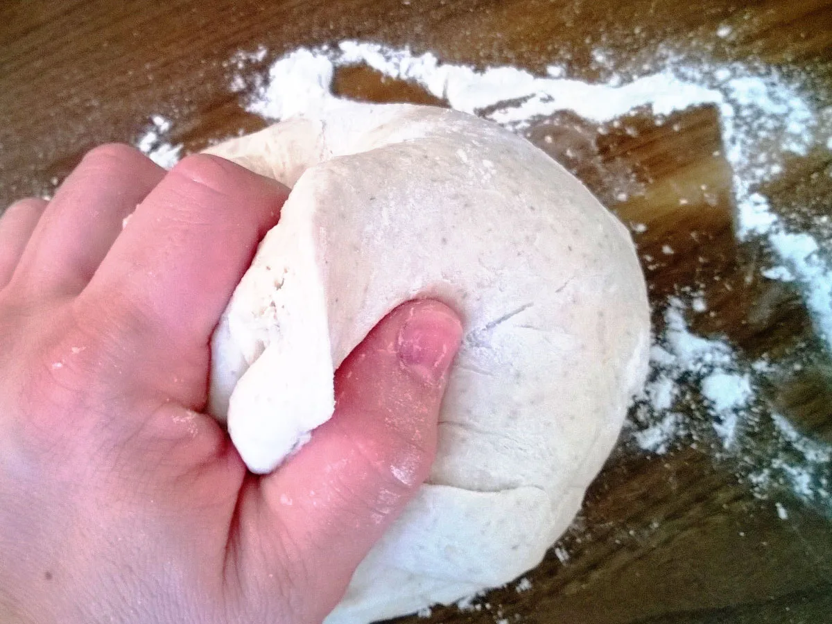 Pizzateig lange genug kneten um einen guten Pizzaboden zu erhalten
