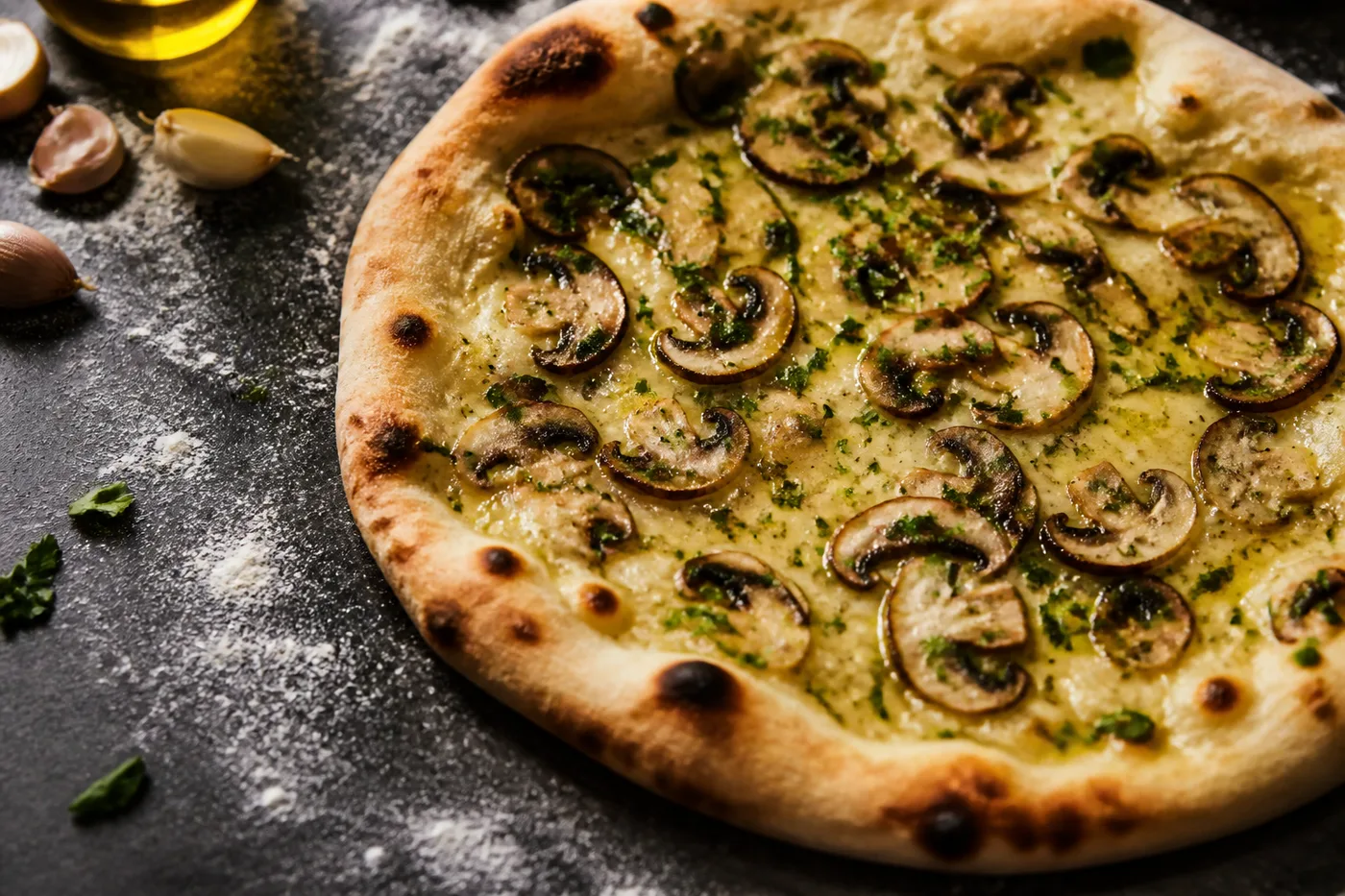 Vegane Pizza mit goldbraun gebratenen Champignonscheiben, Knoblauchöl und Petersilie