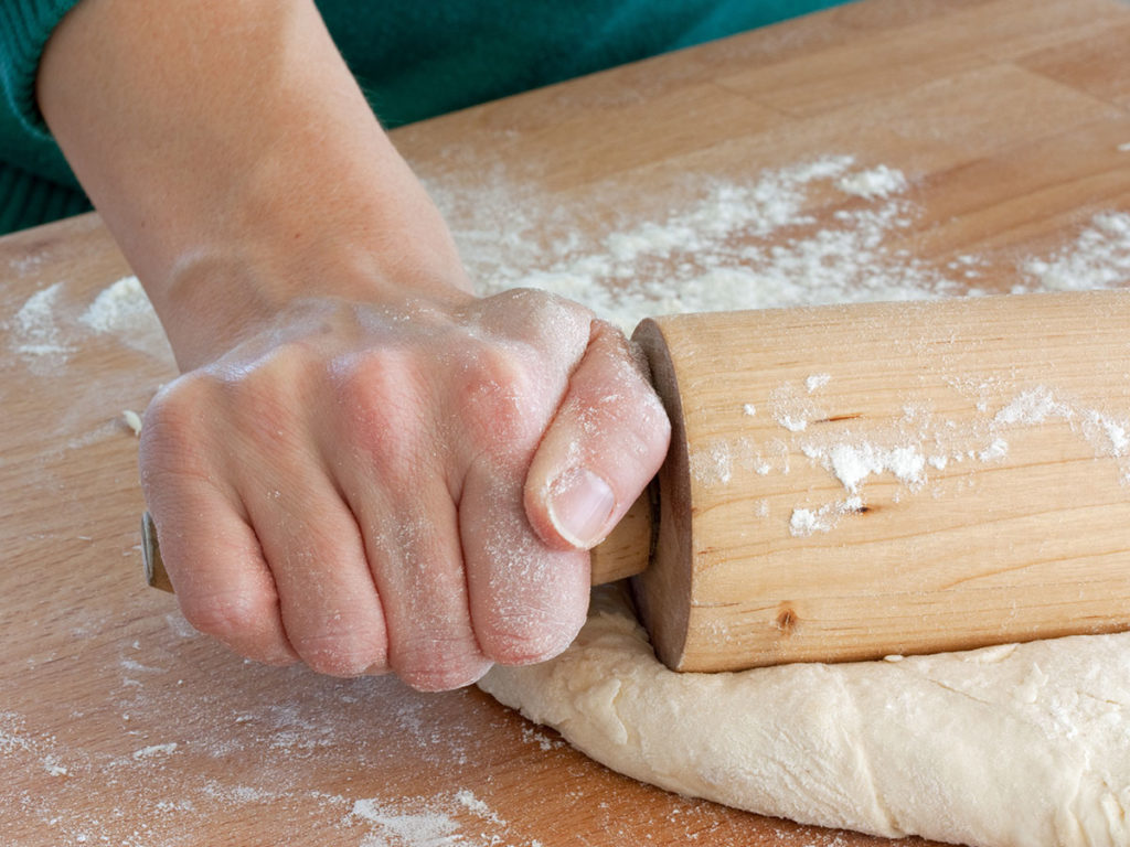 Pizzateig Zieht Sich Beim Ausrollen Wieder Zusammen Pizzateig selber machen - Pizzaofentest